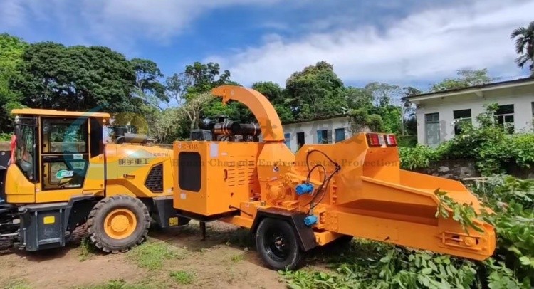 海南園林綠化客戶現(xiàn)場(chǎng)HC-6145樹(shù)枝粉碎機(jī)鏈條輸送版